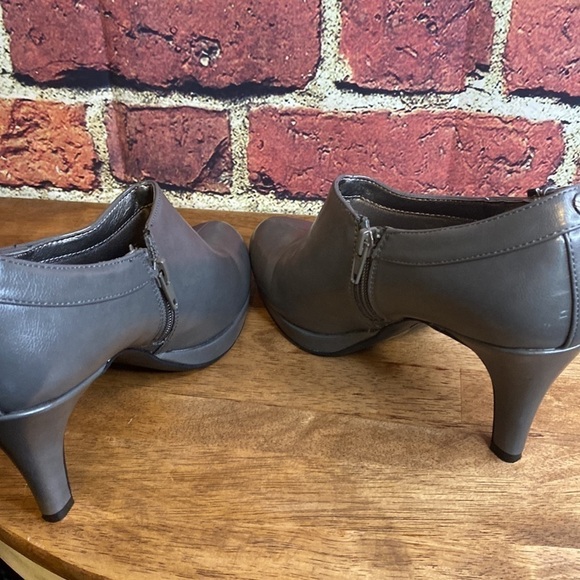 Life Stride Comfort Grey Platform Round Toe Heeled Bootie Size 8 - Picture 9 of 14